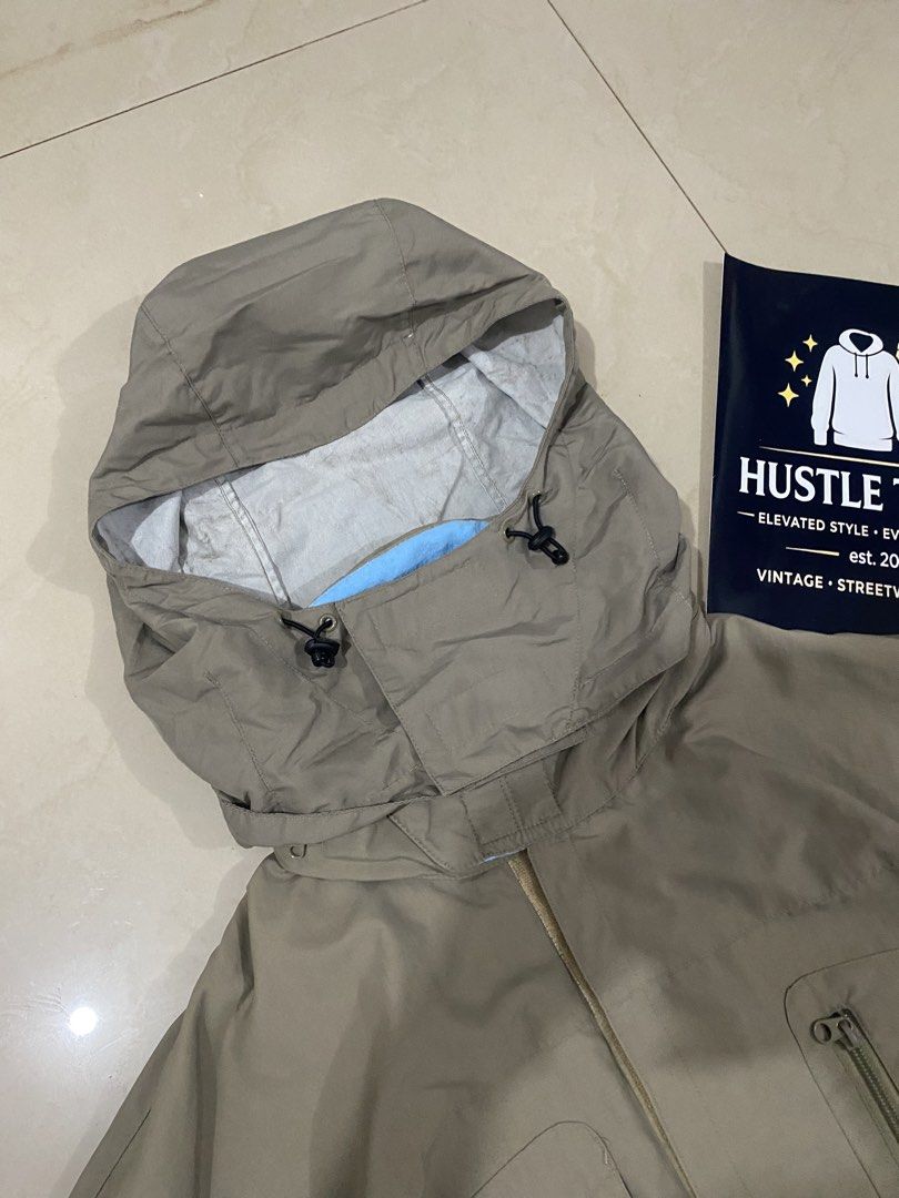 VINTAGE FRED PERRY PARKA JACKET (Category: Coats, Jackets and Outerwear) located in Talisay. Submitted by hustlethrift_2600 (Listing ID 1463376496, Image 2). Description: VINTAGE FRED PERRY PARKA JACKET XL 24 W 29 FRONT L 31 BACK L EXCELLENT CONDITION 9.8/10 COLOR RATE PACKABLE HOOD MULTI POCKETS INNER FABRIC : MICRO FLEECE ISSUES : LOOSE STITCHING SA LOCK STRAP .