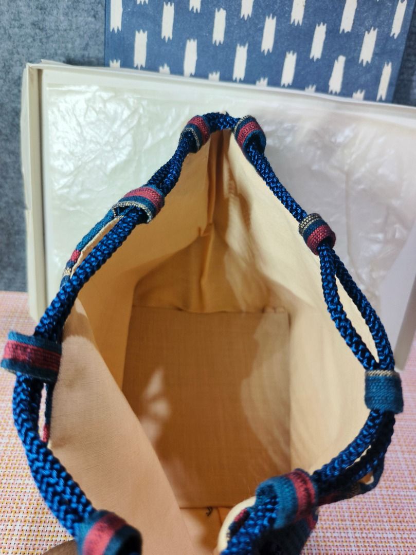 Vintage Japanese Striped Pouch with Box (Category: Purses & Pouches) located in San Leonardo. Submitted by burgossanleonardo.12345 (Listing ID 1463455976, Image 3). Description: - Authentic Japanese pouch - Features traditional blue, red, and gold stripes - Comes with original decorative box - Includes braided blue cords - Ideal for storing small items or as a decorative piece.