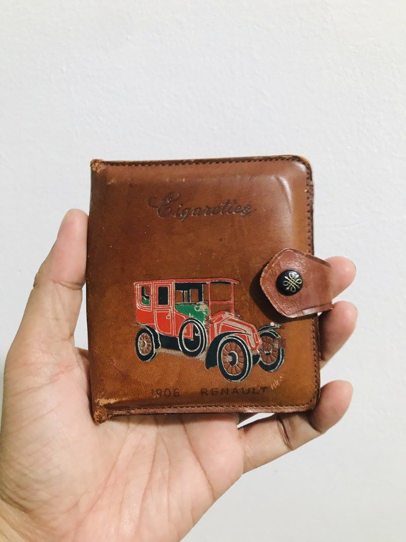 VINTAGE LEATHER WALLET (Category: Wallets & Card Holders) located in Gamu. Submitted by 2022bagsbunny (Listing ID 1463390066, Image 1). Description: .