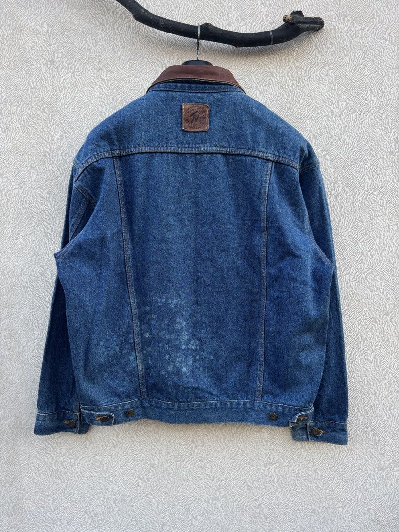 Vintage Marlboro Jacket (Category: Coats, Jackets and Outerwear) located in Baybay. Submitted by thrift.ed2023 (Listing ID 1463339352, Image 2). Description: Vintage Marlboro Jacket Large to XL 24x26 Issue -White Spots/Stain Excellent Condition.