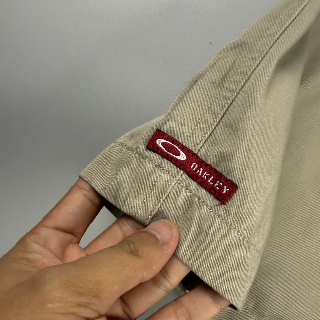 Vintage Oakley short (Category: Shorts) located in Cavite. Submitted by epiboie (Listing ID 1463460420, Image 2). Description: L Vintage oakley short Size small on tag 30-32 20 length short 11 leg opening Color rate: 9.5/10 excellent condition No issue.