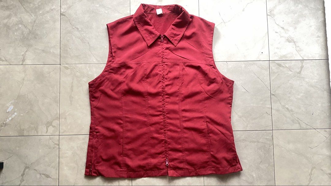 Vintage Red Utility Collared Zip-Up Vest (Category: Vests) located in Cabuyao City. Submitted by kekjct (Listing ID 1463398491, Image 1). Description: Condition: 9/10 (Minor fabric wear near zipper flap, no major flaws) Size: 24” Pit-to-Pit × 29” Length Color: Red / Crimson Details: • Collared neck design with two-way / dual zipper front closure • Hidden zippered side pockets with fabric storm flaps • Breathable mesh inner lining upper section • 