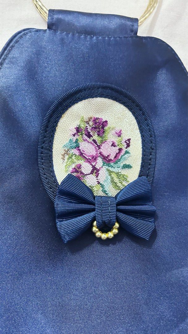 Vintage Satin Evening Purse (Category: Purses & Pouches) located in Makati City. Submitted by cestparfaitvintagejewelries (Listing ID 1463515350, Image 2). Description: .