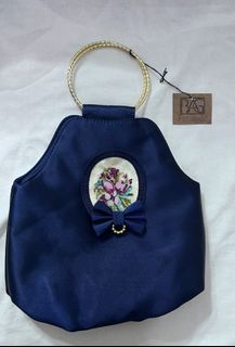 (Category: ) located in . Submitted by cestparfaitvintagejewelries (Listing ID 1463515350, Image 1). Description: .