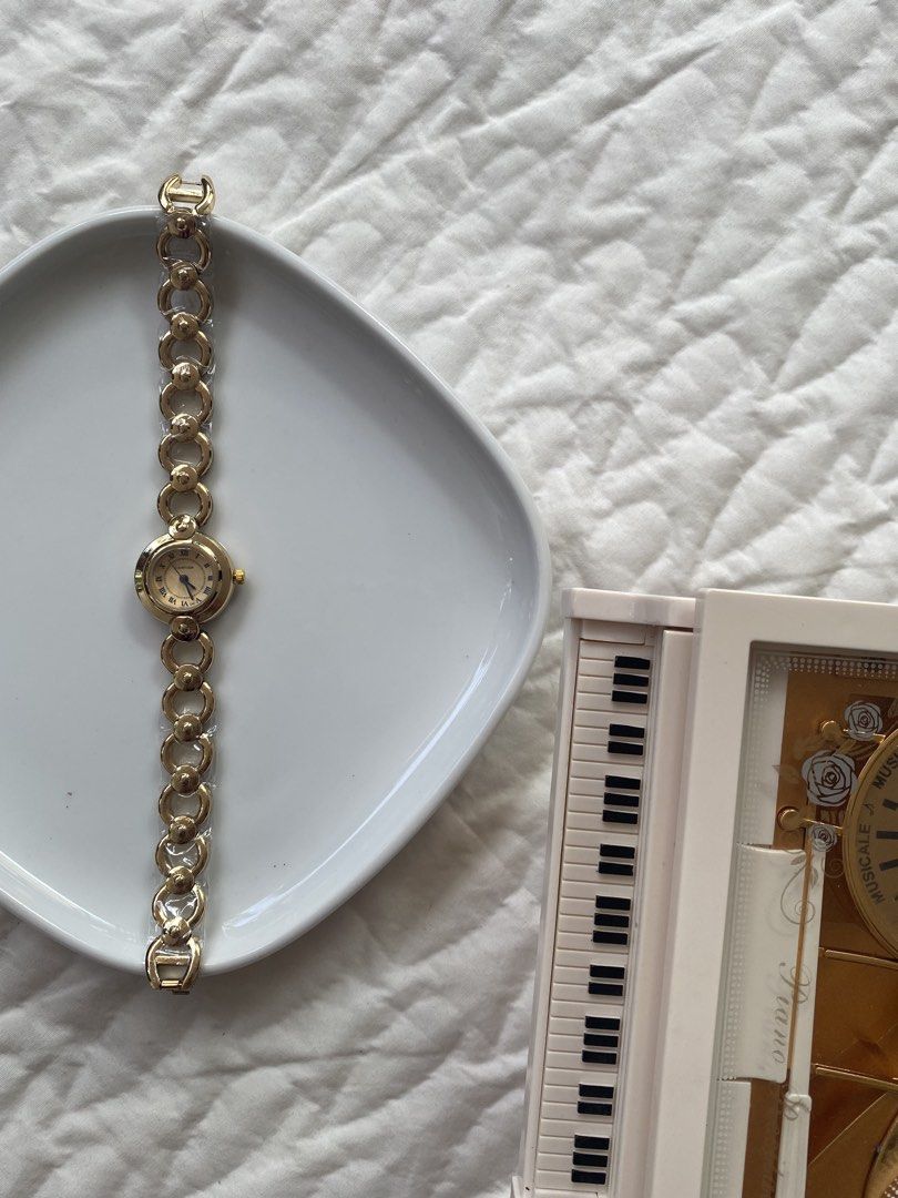Vintage Watches (Category: Women's Watches) located in Tumauini. Submitted by bihisbyme (Listing ID 1463422425, Image 2). Description: 📍FAQs PAKI BASA ❓Non tarnish po ba? — Yes. with proper care, manage your expectations. ❓Adjustable po ba? - Yes po ❓Waterproof? — No. Again manage your expectations, water resistant lang po. ❓With box na ba? — Yes. Included na po. .
