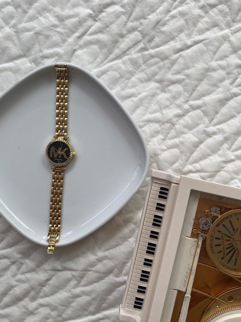 Vintage Watches (Category: Women's Watches) located in Tumauini. Submitted by bihisbyme (Listing ID 1463427857, Image 1). Description: 🦩VINTAGE AND TOP GRADE WATCH🦩 📍FAQs PAKI BASA ❓Non tarnish po ba? — Yes. with proper care, manage your expectations 100+ lang po yung watch. ❓Adjustable po ba? - Yes po ❓Waterproof? — No. Again manage your expectations, water resistant lang po. ❓With box na ba? — Yes. Included na po. .