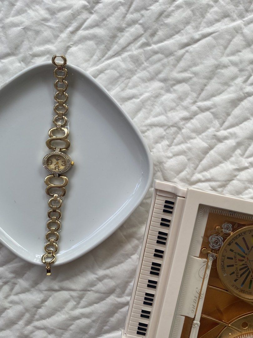Vintage Watches (Category: Women's Watches) located in Tumauini. Submitted by bihisbyme (Listing ID 1463450624, Image 1). Description: 📍FAQs PAKI BASA ❓Non tarnish po ba? — Yes. with proper care, manage your expectations. ❓Adjustable po ba? - Yes po ❓Waterproof? — No. Again manage your expectations, water resistant lang po. ❓With box na ba? — Yes. Included na po. .