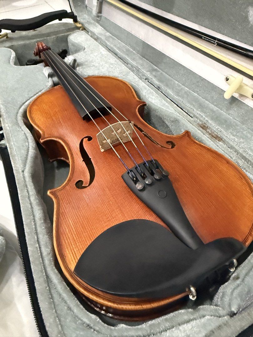 VIOLA (Category: Musical Instruments) located in Caloocan City. Submitted by Appareildemusique (Listing ID 1463348817, Image 3). Description: L. Capetta Viola Body size: 350mm = 13.8” Handcrafted viola Model: 130VA13 From USA Good as new! Inclusions: - Carbon Fiber bow - Oblong Semi Hard Case - Rosin - KUN shoulder rest Asking Price: ₱9,000 Shipping Nationwide 🇵🇭.