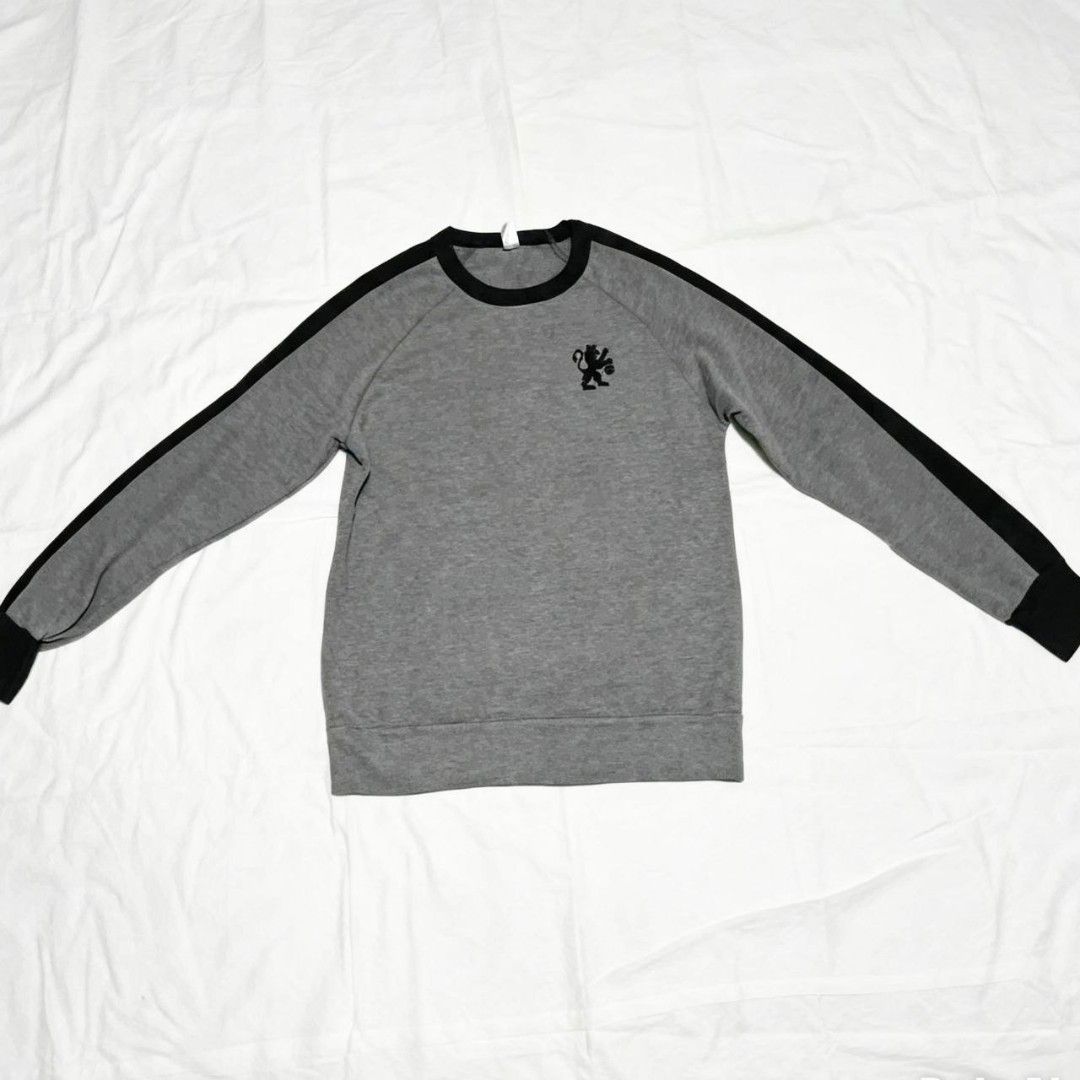 Virescit Vulnere Virtus Sweatshirt (Category: Tshirts & Polo Shirts ) located in Quezon City. Submitted by rodthrift00 (Listing ID 1463370542, Image 1). Description: Best Fit: M-L Dimension(WxL) : 19x28 Condition: 9/10 Issue: Minimal Stains.
