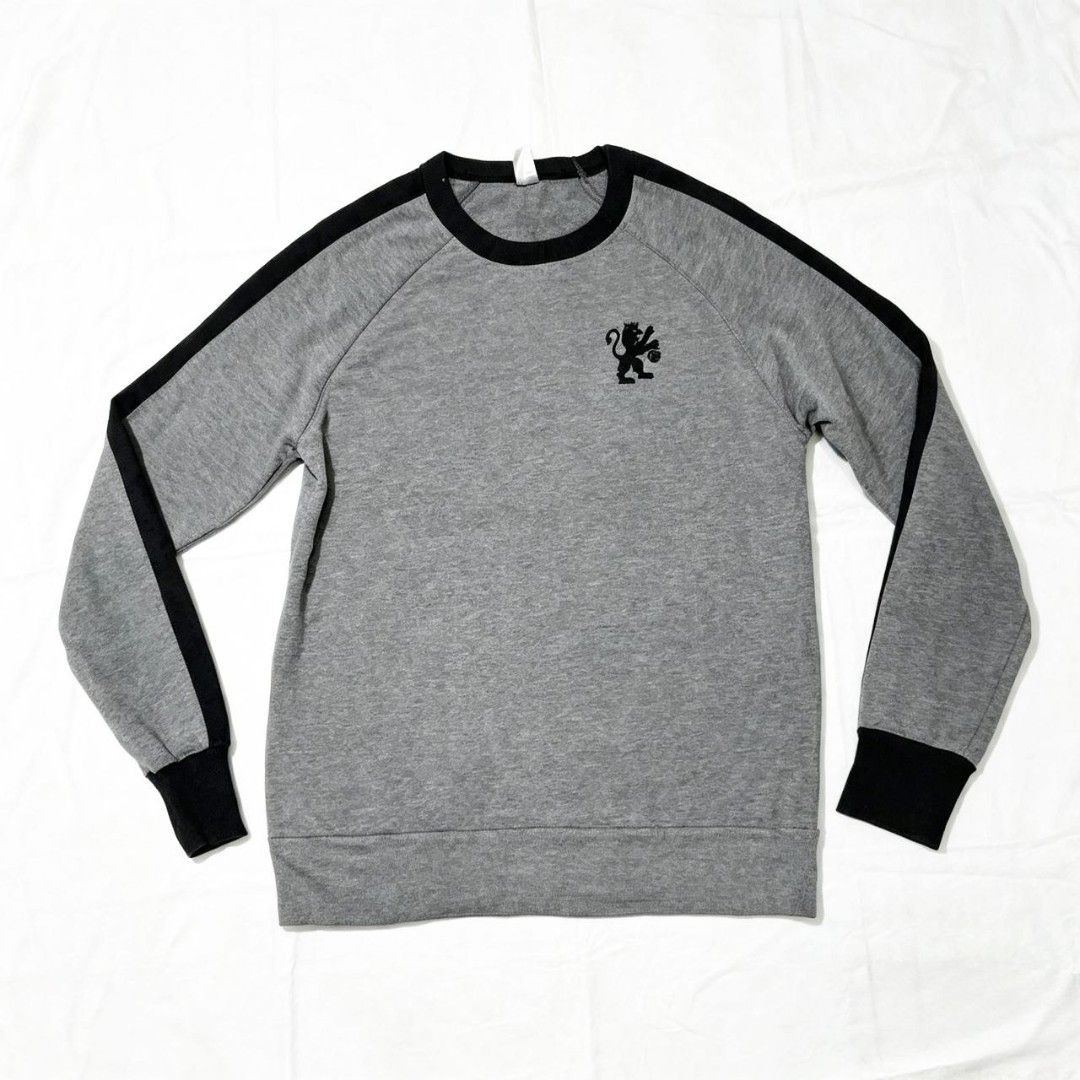 Virescit Vulnere Virtus Sweatshirt (Category: Tshirts & Polo Shirts ) located in Quezon City. Submitted by rodthrift00 (Listing ID 1463370542, Image 2). Description: Best Fit: M-L Dimension(WxL) : 19x28 Condition: 9/10 Issue: Minimal Stains.