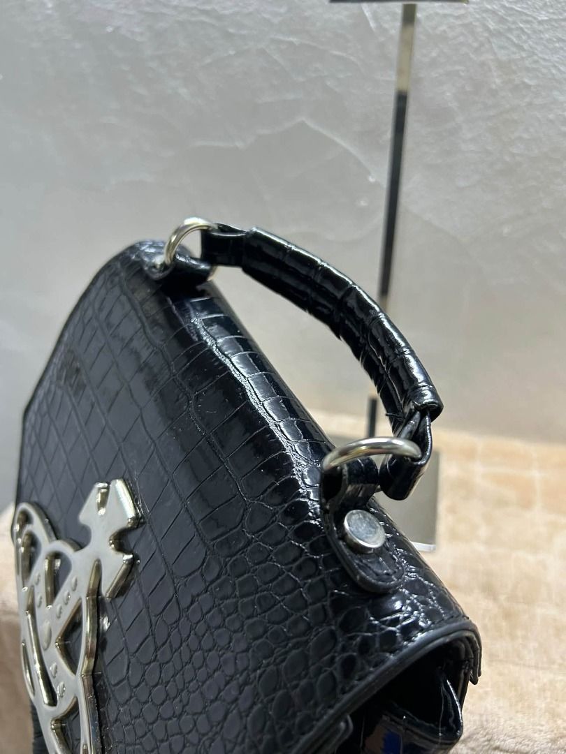 VIVIENNE WESTWOOD (Category: Cross-body Bags) located in Caloocan City. Submitted by j3ngsanity (Listing ID 1463502385, Image 3). Description: ISSUE : MISSING SLING / MIN SCRATCH SA GILID BANDANG BABA / SCRATCHES SA LAGAYAN NG SLING.