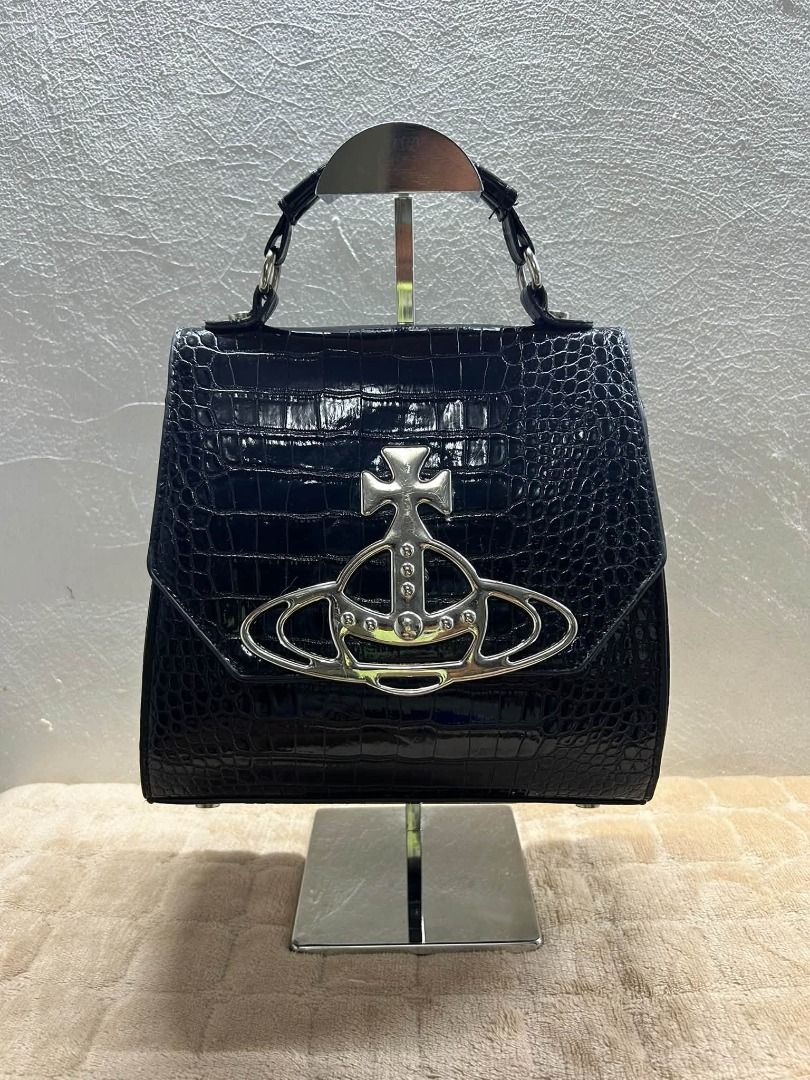 VIVIENNE WESTWOOD (Category: Cross-body Bags) located in Caloocan City. Submitted by j3ngsanity (Listing ID 1463502385, Image 1). Description: ISSUE : MISSING SLING / MIN SCRATCH SA GILID BANDANG BABA / SCRATCHES SA LAGAYAN NG SLING.