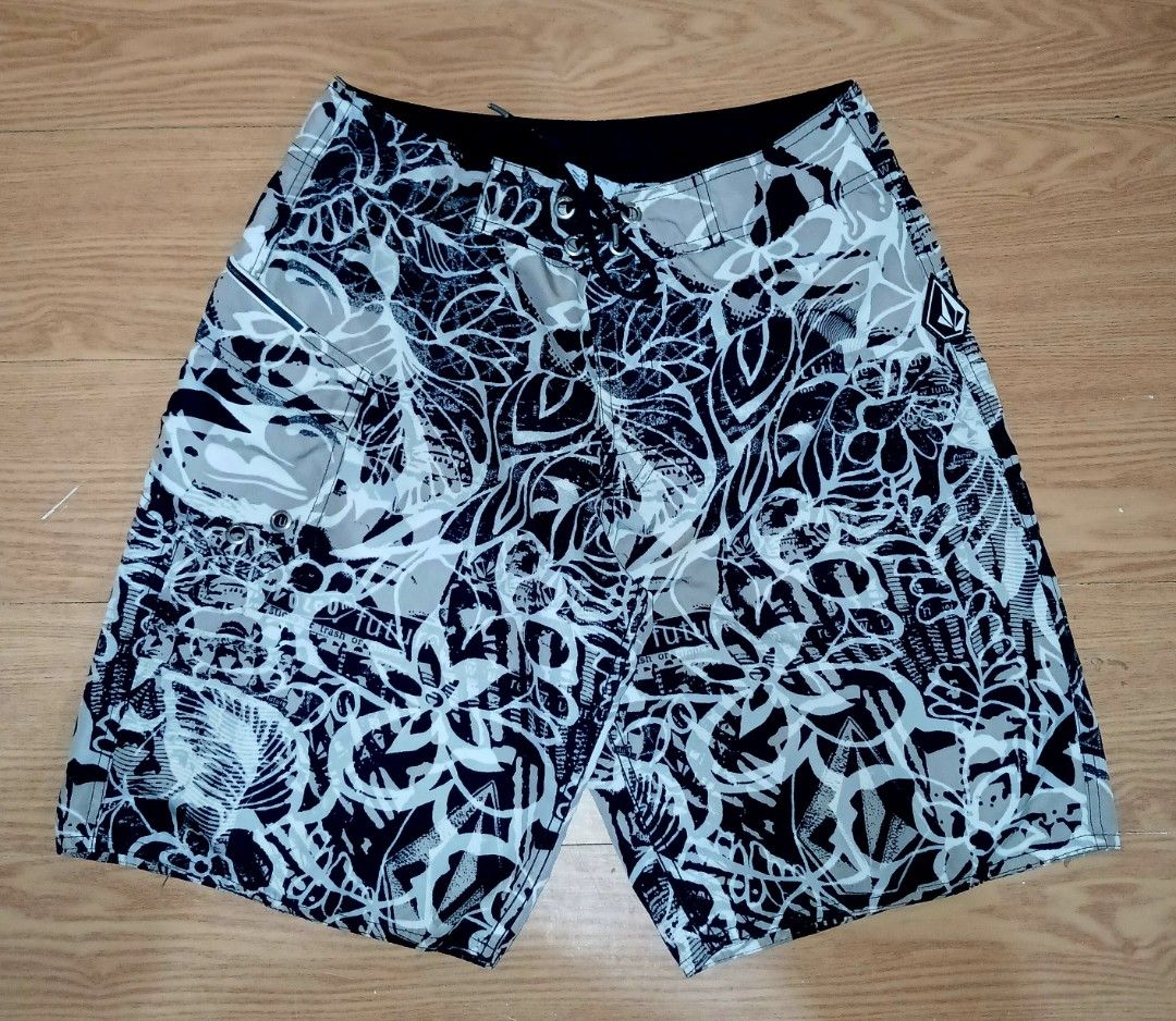 Volcom Board Shorts - Black/White Floral Pattern (Category: Activewear) located in Daraga. Submitted by thethriftcity2024 (Listing ID 1463401963, Image 1). Description: - Brand: Volcom - Style: Board Shorts - Design: Cool black and white floral print - Features: Drawstring waist, back pocket with velcro closure - Material: 100% Polyester - Ideal for: Swimming, beach, or casual lounging - Check photos for full design details 28-30 x 20.