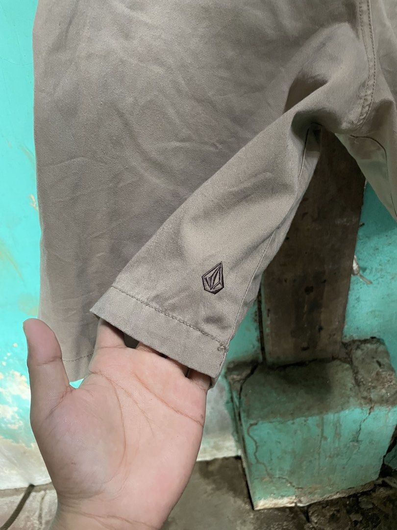 Volcom Khaki Chino Shorts Size 32 (Category: Shorts) located in Manila. Submitted by fivethreefinds (Listing ID 1463459439, Image 3). Description: - Volcom khaki chino shorts - Size: 32 waist - Fit: Classic, suitable for everyday wear - Pockets: Front and back - Closure: Button and zip - Detail: Small embroidered Volcom logo on the left leg.