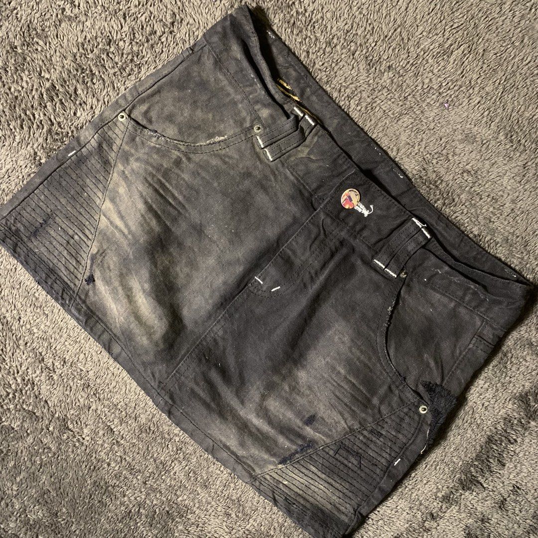 wash black denim mini skirt y2k (Category: Skirts) located in Arayat. Submitted by capymelon (Listing ID 1463450694, Image 2). Description: waist : 32” length : 13” rise : mid (minimal discrepancies in measurements may occur) issue : none color may vary due to lighting items are negotiable but no lowballing send me a message if interested! 📥 📍pampanga j&t courier sf is ₱54-₱84 .