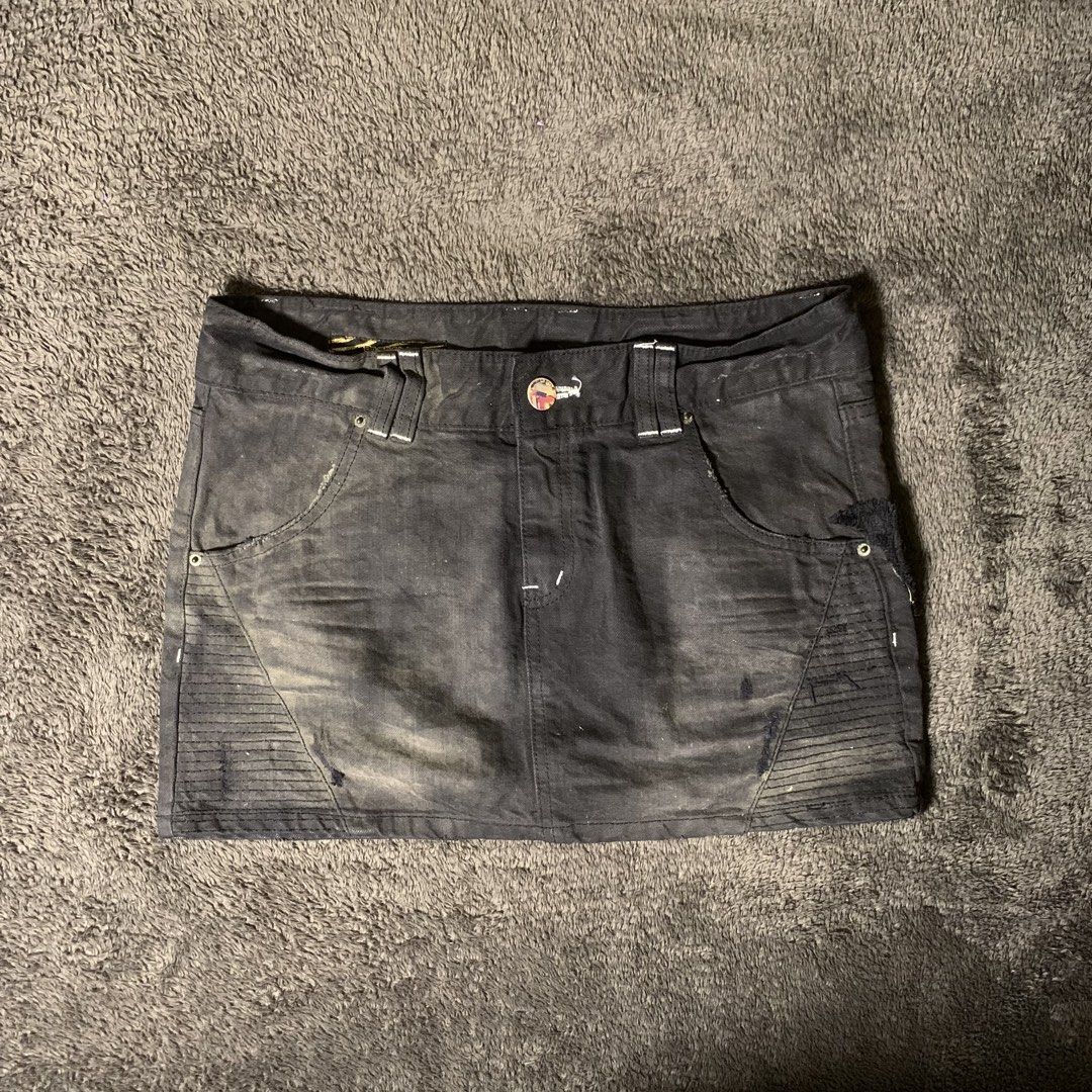 wash black denim mini skirt y2k (Category: Skirts) located in Arayat. Submitted by capymelon (Listing ID 1463450694, Image 1). Description: waist : 32” length : 13” rise : mid (minimal discrepancies in measurements may occur) issue : none color may vary due to lighting items are negotiable but no lowballing send me a message if interested! 📥 📍pampanga j&t courier sf is ₱54-₱84 .