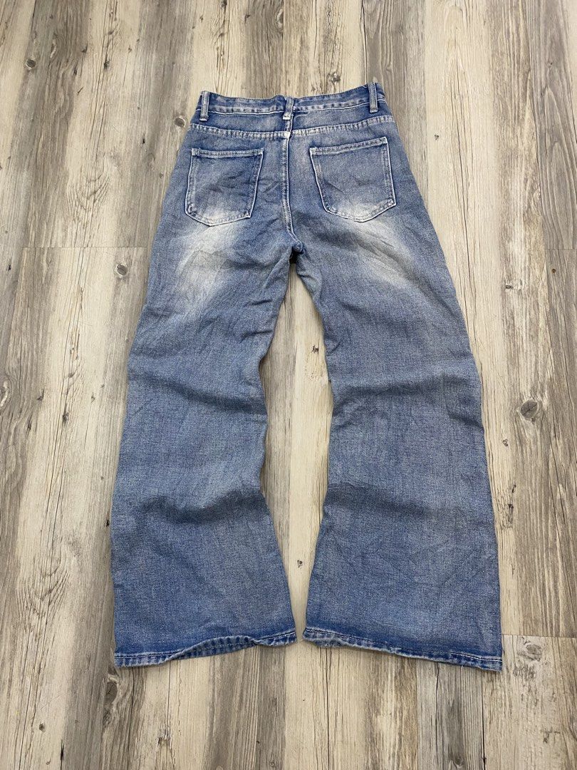Washed Sand Blasted Flares (Category: Jeans) located in Cagayan de Oro. Submitted by gotchu.fit (Listing ID 1463449926, Image 3). Description: Blue Sand Blasted Washed Flares ▪️ Length 41 ▪️ Waistline 29-30 ▪️ Leg opening 11.5 ▪️ Thigh 11 Knee 9 -unisex -nice washed ISSUE: Fixed loose stitches 🏷️Mine: ₱500+ sf MOP: GCASH MOD: J&T SHIPPING FEE 80-90₱ Disclaimer: We are not affiliated with any brands, all items are throughly curated and all images