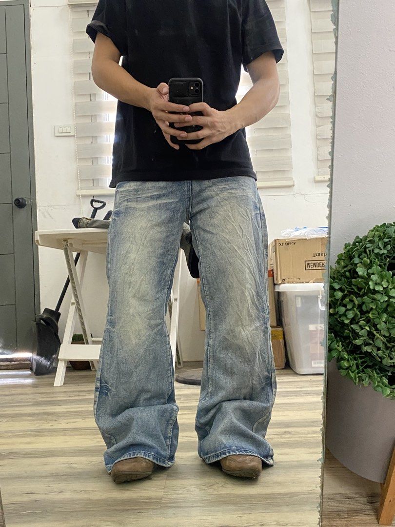 Washed Sand Blasted Flares (Category: Jeans) located in Cagayan de Oro. Submitted by gotchu.fit (Listing ID 1463449926, Image 2). Description: Blue Sand Blasted Washed Flares ▪️ Length 41 ▪️ Waistline 29-30 ▪️ Leg opening 11.5 ▪️ Thigh 11 Knee 9 -unisex -nice washed ISSUE: Fixed loose stitches 🏷️Mine: ₱500+ sf MOP: GCASH MOD: J&T SHIPPING FEE 80-90₱ Disclaimer: We are not affiliated with any brands, all items are throughly curated and all images