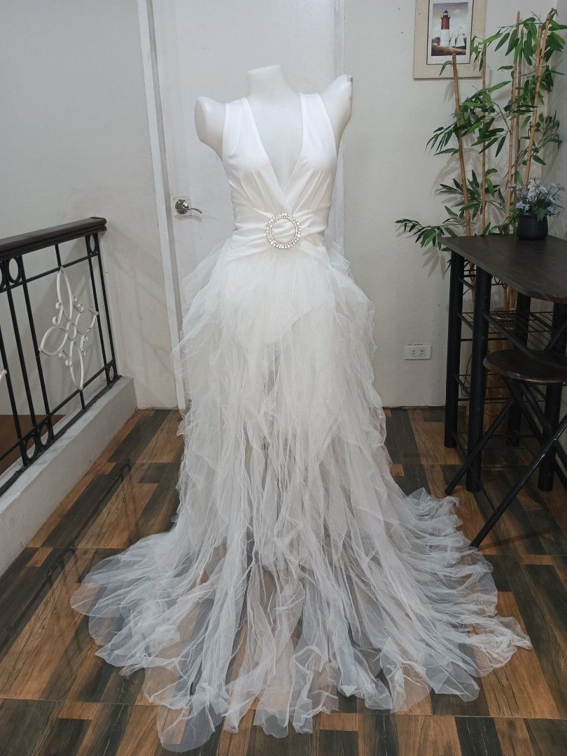 Wedding Reception (Category: Evening dresses & gowns) located in Amadeo. Submitted by elicabais22 (Listing ID 1463361484, Image 2). Description: white elegance Gown, perfect for Prenup / wedding reception, photoshoot....