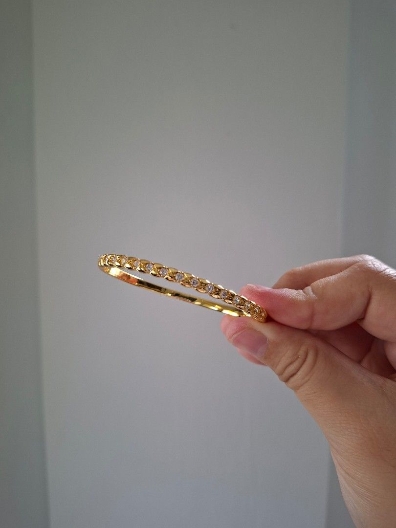 White Crystals Simple Gold Bangle Bracelet (Category: Bracelets) located in Dasmarinas. Submitted by danabrie22 (Listing ID 1463351012, Image 2). Description: very well-made, excellent crafstmanship 10/10 condition brand new stainless steel & white crystal-colored cubic zirconia stones made in Hongkong.