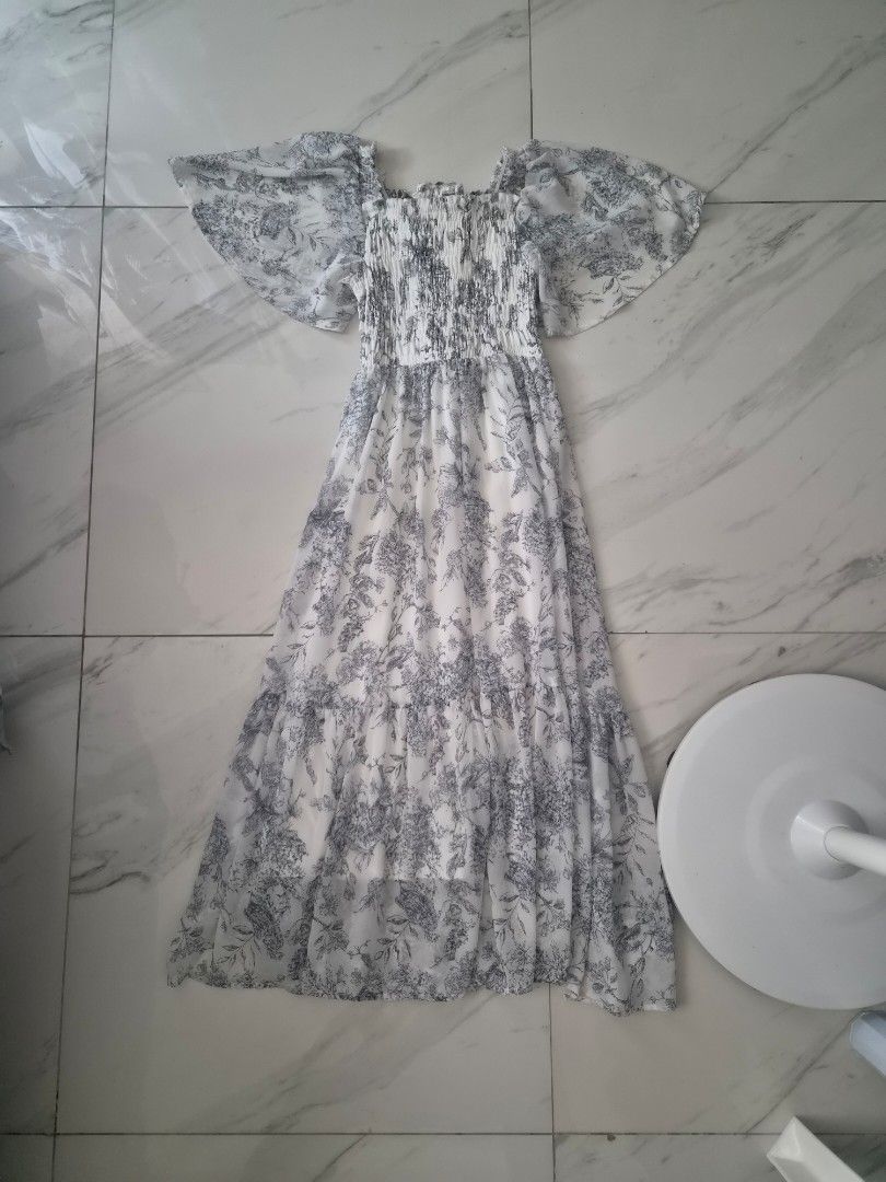 White Floral Maxi Dress (Category: Dresses) located in Butuan. Submitted by vintagefinds.2021 (Listing ID 1463385352, Image 1). Description: bought from Japan free size worn once only price still negotiable.