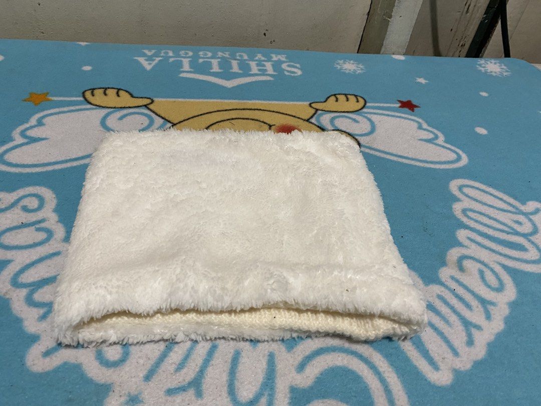 White Fluffy Neck Warmer Scarf (Category: Scarves) located in Manila. Submitted by resi.diaz (Listing ID 1463496148, Image 1). Description: - Super soft and fluffy white neck warmer - Inner knit with ribbed texture - Subtle Estmove embroidery on knit side - Ideal for keeping warm on cold days - Easy to wear and comfortable.