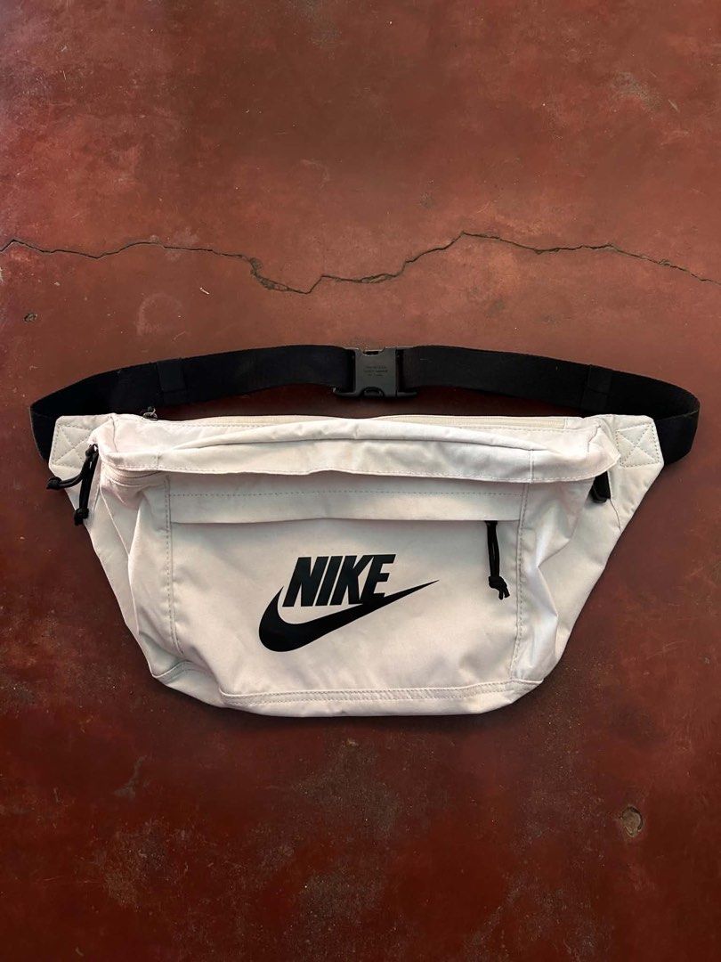 White Nike Tech Hip Pack (Category: Belt bags, Clutches and Pouches) located in Manila. Submitted by bud_thriftt (Listing ID 1463362706, Image 2). Description: - White Nike hip pack - Features classic Nike logo on the front - Adjustable strap with a sturdy buckle - Ideal for carrying essentials - Clean and stylish design.