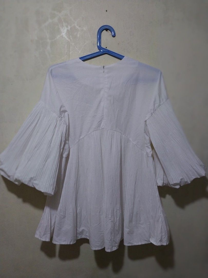White Pleated Balloon Sleeve Top (Category: Blouses) located in Manila. Submitted by PrinceDani.Clothing (Listing ID 1463399581, Image 3). Description: white pleated balloon sleeves top large fit 21in width 26in length excellent condition .