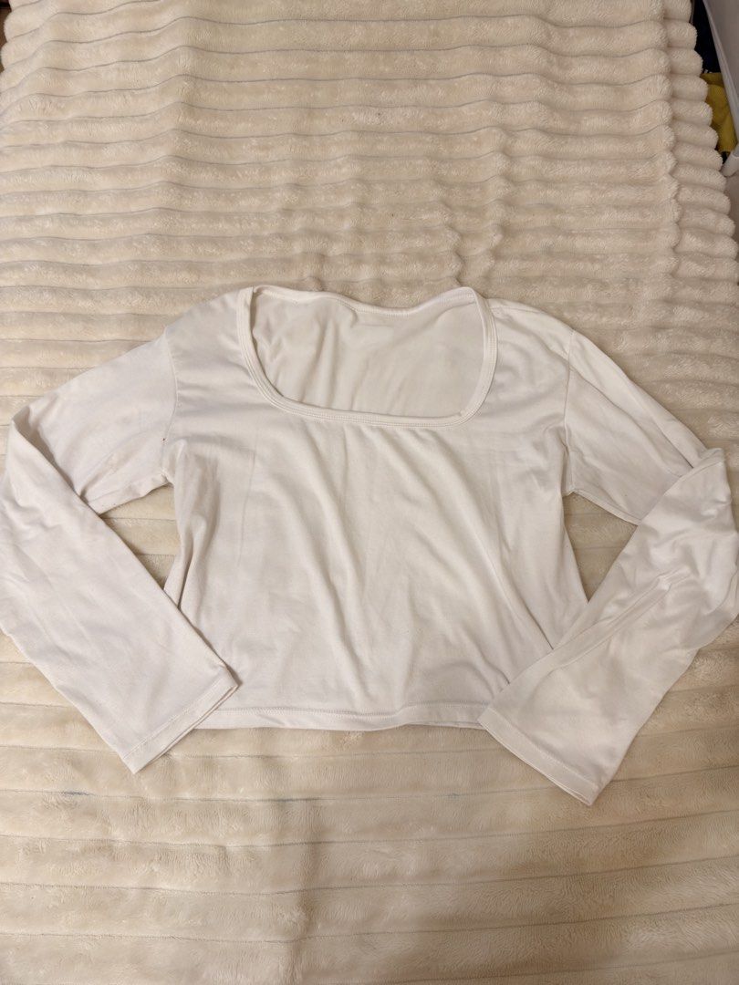 White Square Neck Long Sleeve Cropped Top (Category: Longsleeves) located in Rizal. Submitted by rianaht (Listing ID 1463403635, Image 2). Description: Basic white long sleeve top - Can fit large to XL - Square neckline - Cropped fit 🌸 RFS: Decluttering 🌸 Delivery only to be shouldered by the buyer. 🌸 Payment via GCash / Maya / Maribank.