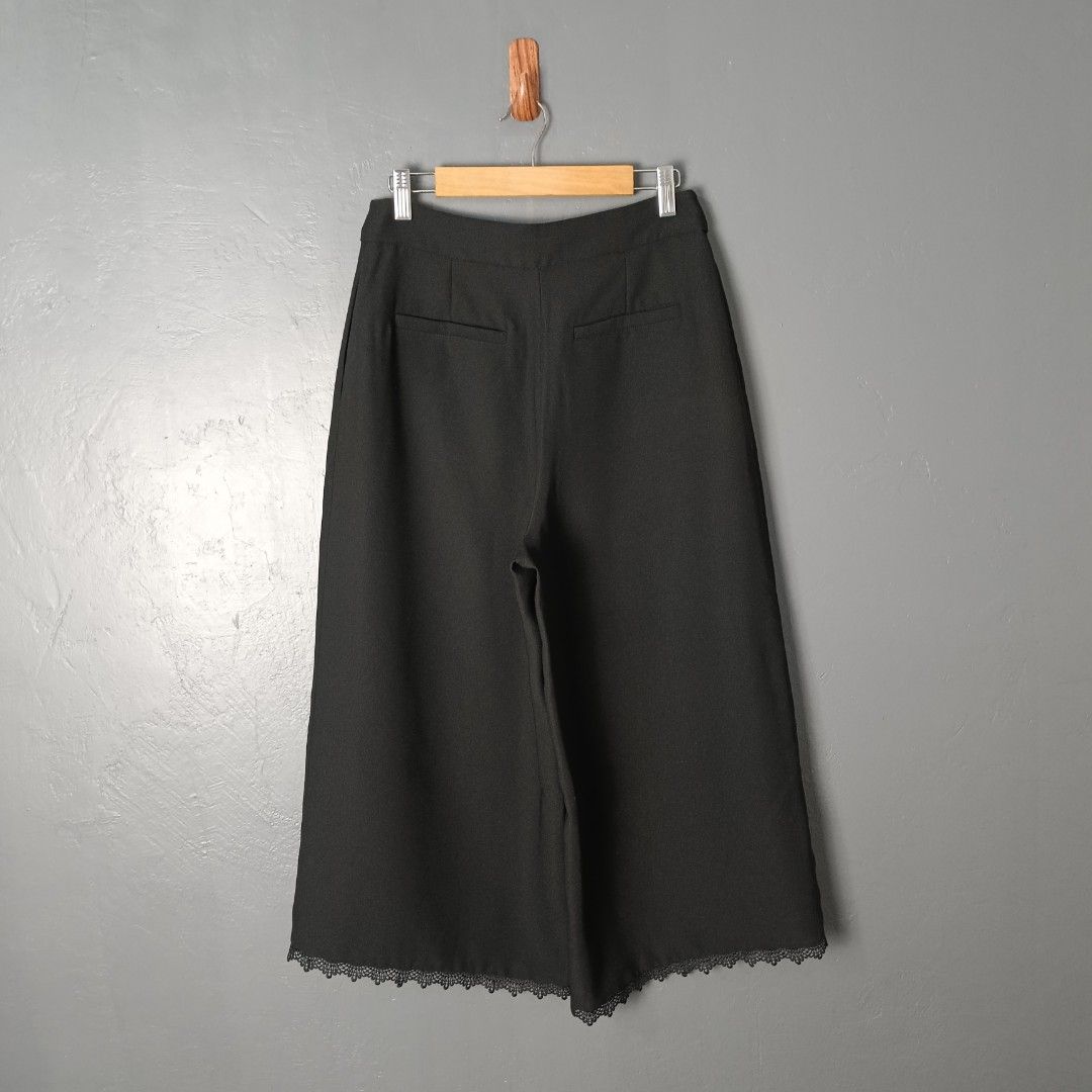 Women's - Kate Spade (Category: Other Bottoms) located in Bacolod City. Submitted by drop.ph (Listing ID 1463442118, Image 3). Description: Kate Spade - Wide Leg Trousers Authentic *Fits 26, Length - 31.5, Leg Opening - 13 *Excellent *No Flaws *Price: 880php *Add SF if outside Bacolod City.