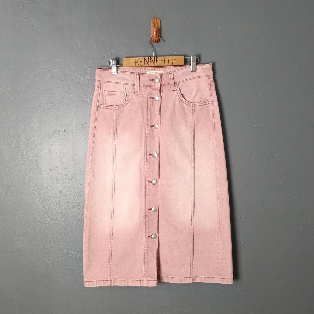 Women's - Levi's (Category: Skirts) located in Bacolod City. Submitted by drop.ph (Listing ID 1463394354, Image 1). Description: Levi's - Pencil Skirt Authentic *Fits 28-29, Length - 28.5 *Excellent *Minor stain *Price: 880php *Add SF if outside Bacolod City.