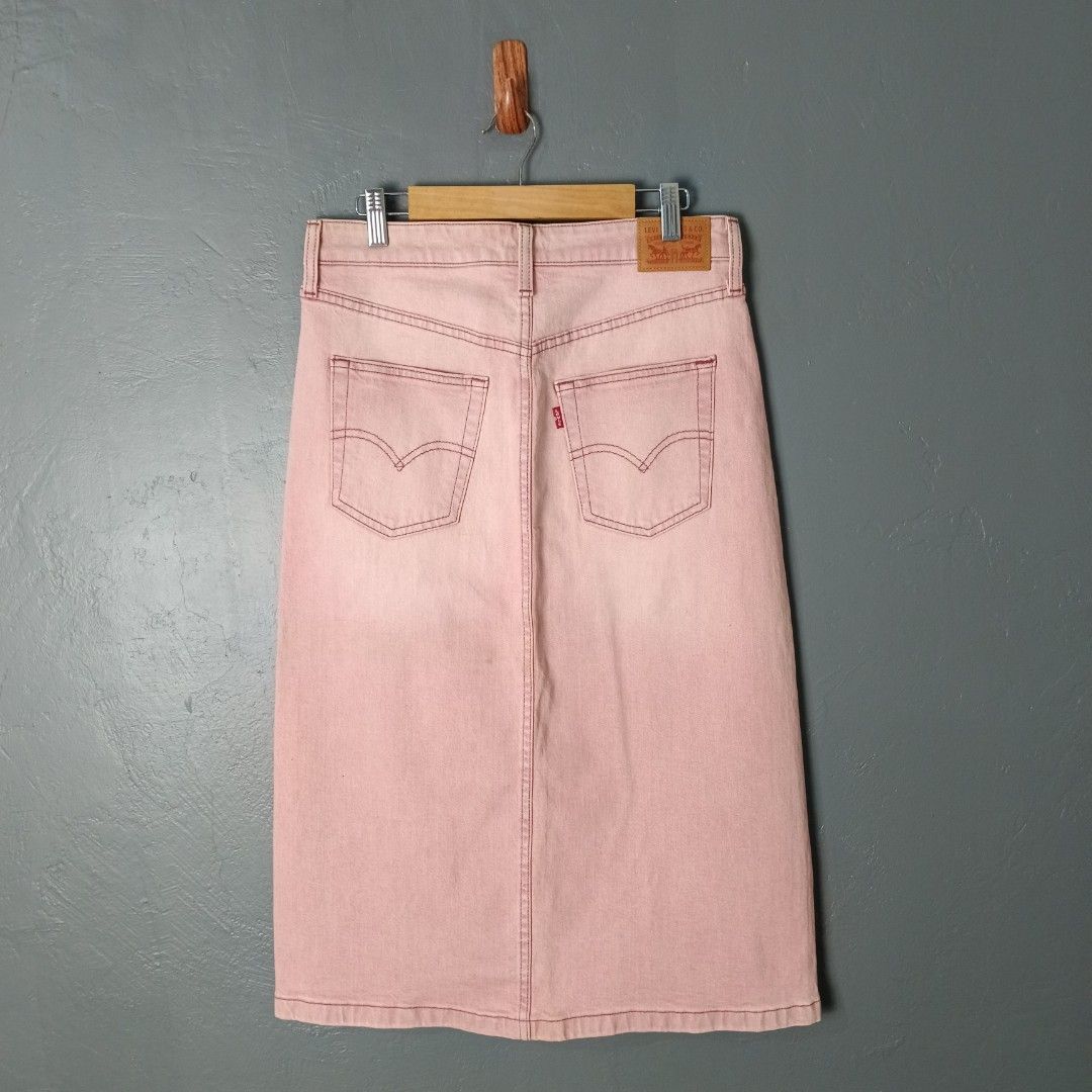 Women's - Levi's (Category: Skirts) located in Bacolod City. Submitted by drop.ph (Listing ID 1463394354, Image 2). Description: Levi's - Pencil Skirt Authentic *Fits 28-29, Length - 28.5 *Excellent *Minor stain *Price: 880php *Add SF if outside Bacolod City.