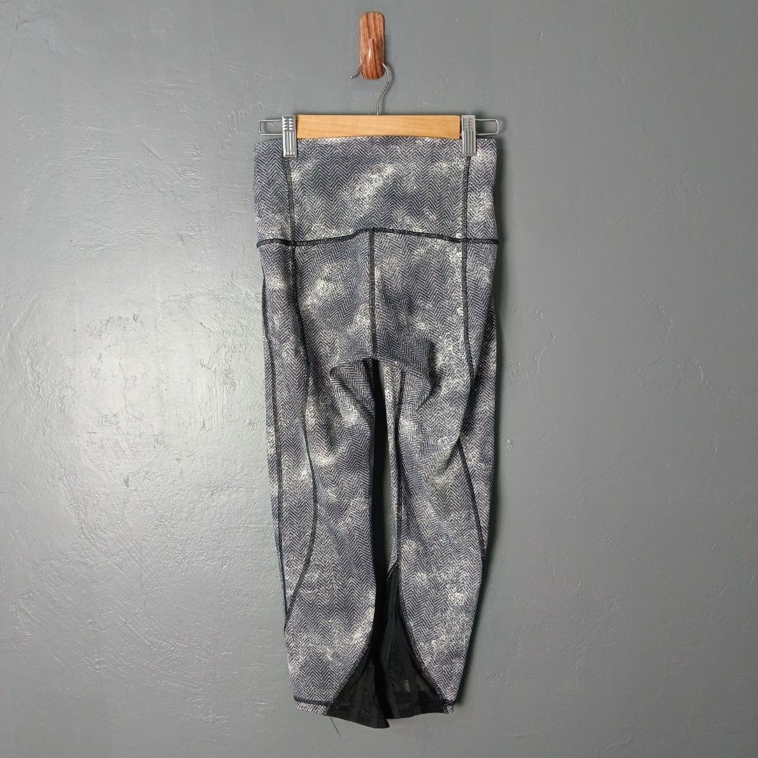 Women's - Lululemon (Category: Activewear) located in Bacolod City. Submitted by drop.ph (Listing ID 1463406643, Image 3). Description: Lululemon - Essential Rhythm Crop *Size S *Fits 24-25, Length - 28 *Excellent *No Flaws *Price: 880php *Add SF if outside Bacolod City .