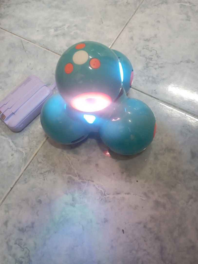 Wonder Workshop Dash Robot - STEM Coding Toy (Category: Educational & Learning Toys) located in Manila. Submitted by janray29 (Listing ID 1463384539, Image 3). Description: - Voice-activated Dash Robot for kids 6+ - Fun STEM toy for learning coding - Develops problem-solving skills - Includes robot and charging accessories.