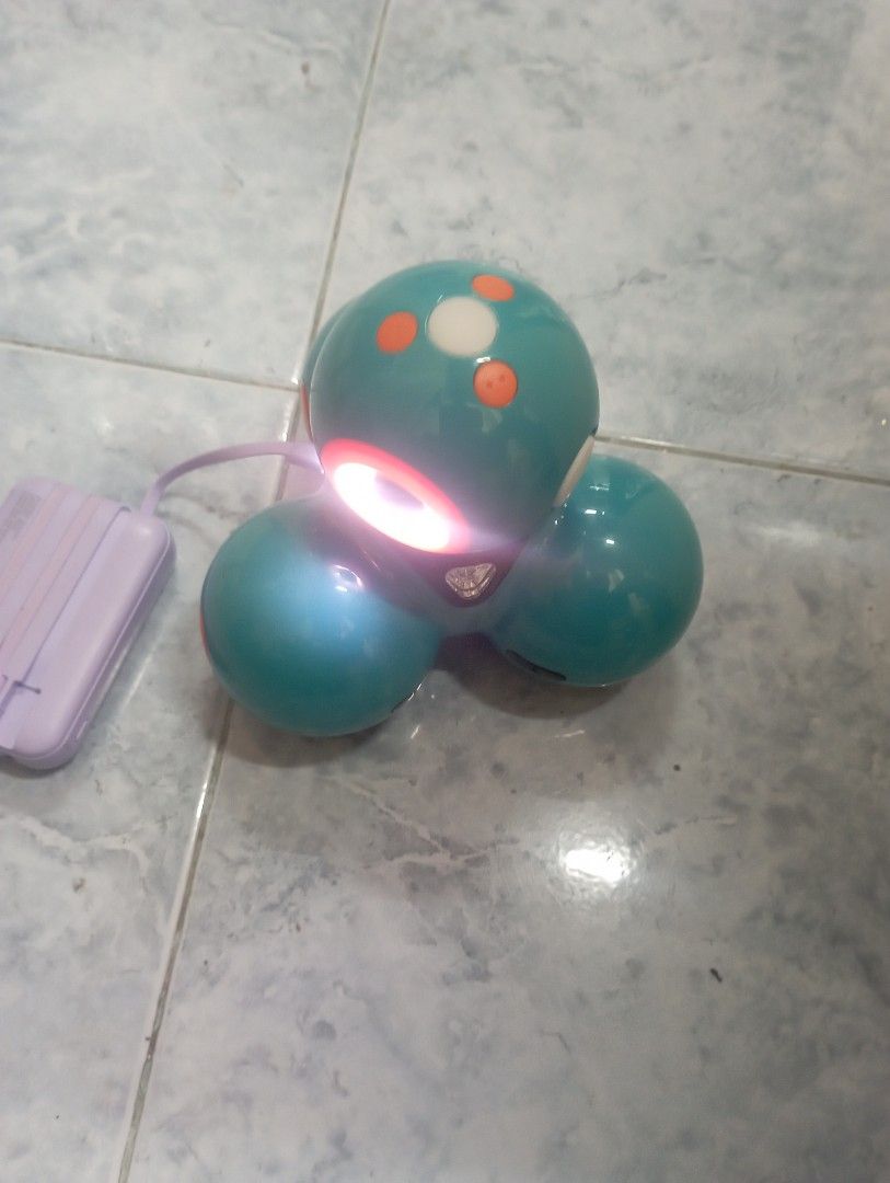 Wonder Workshop Dash Robot - STEM Coding Toy (Category: Educational & Learning Toys) located in Manila. Submitted by janray29 (Listing ID 1463384539, Image 1). Description: - Voice-activated Dash Robot for kids 6+ - Fun STEM toy for learning coding - Develops problem-solving skills - Includes robot and charging accessories.