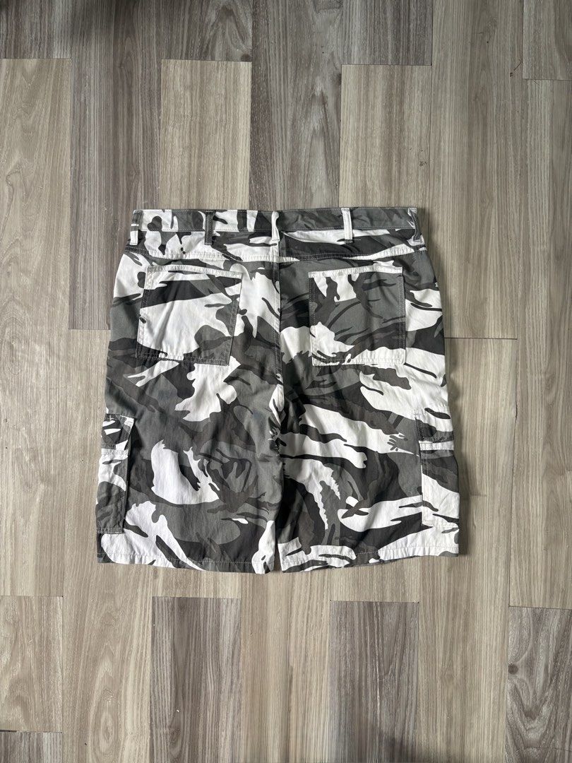 Wrangler Camo Cargo Shorts Size 36 (Category: Shorts) located in Rizal. Submitted by thriftdrip.402 (Listing ID 1463495566, Image 3). Description: - Brand: Wrangler - Style: Cargo Shorts - Pattern: Grey & White Camouflage - Size: 36 Waist - Material: 100% Cotton - Features: Multiple pockets for storage - Ideal for: Casual wear.