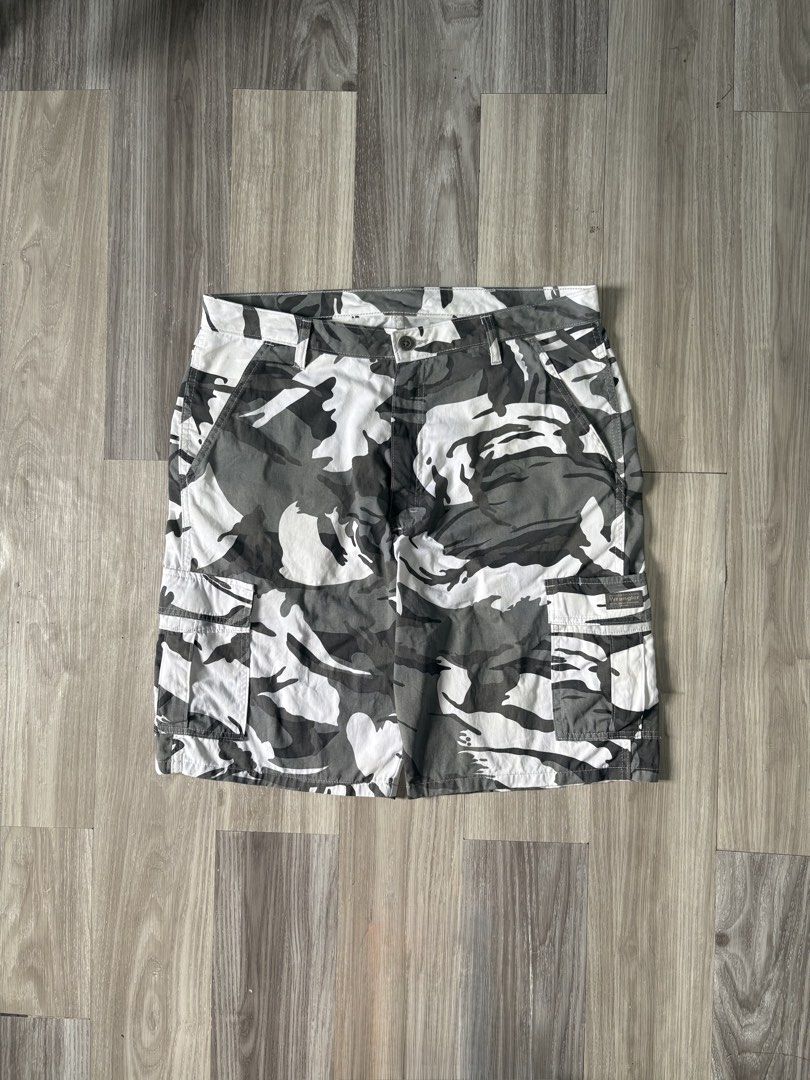 Wrangler Camo Cargo Shorts Size 36 (Category: Shorts) located in Rizal. Submitted by thriftdrip.402 (Listing ID 1463495566, Image 1). Description: - Brand: Wrangler - Style: Cargo Shorts - Pattern: Grey & White Camouflage - Size: 36 Waist - Material: 100% Cotton - Features: Multiple pockets for storage - Ideal for: Casual wear.