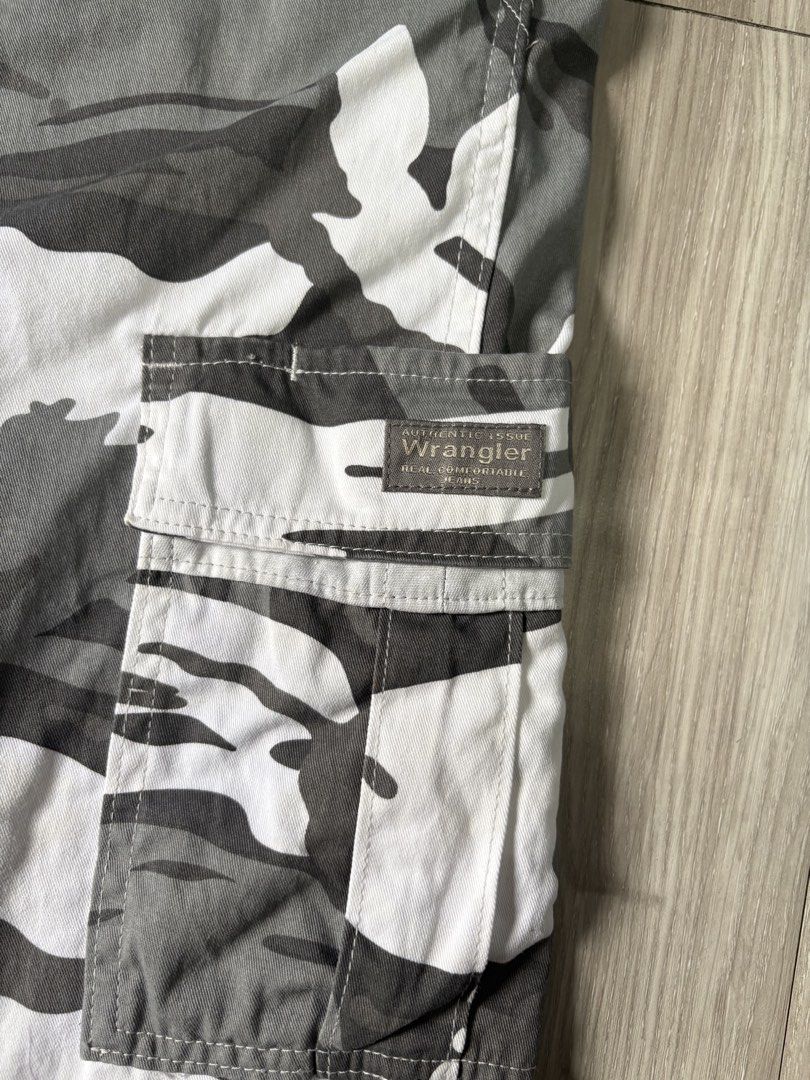 Wrangler Camo Cargo Shorts Size 36 (Category: Shorts) located in Rizal. Submitted by thriftdrip.402 (Listing ID 1463495566, Image 2). Description: - Brand: Wrangler - Style: Cargo Shorts - Pattern: Grey & White Camouflage - Size: 36 Waist - Material: 100% Cotton - Features: Multiple pockets for storage - Ideal for: Casual wear.