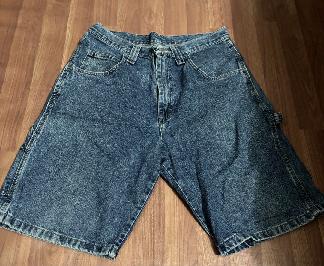 Wrangler Carpenter Jorts (Category: Shorts) located in Rosario. Submitted by crsthrift (Listing ID 1463448256, Image 1). Description: Wrangler Carpenter Jorts - size 30.