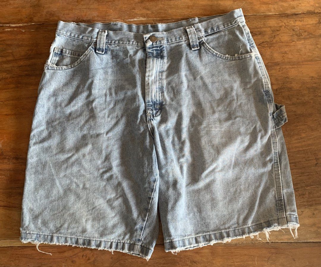 WRANGLER CARPENTER JORTS (Category: Shorts) located in Naga. Submitted by justin472 (Listing ID 1463491488, Image 1). Description: WRANGLER CARPENTER JORTS WAIST 36 LENGTH 20.5 LEG HOLE 12.5 ISSUE FADED SAKA YAN NASA PIC CONDITION 7/10.
