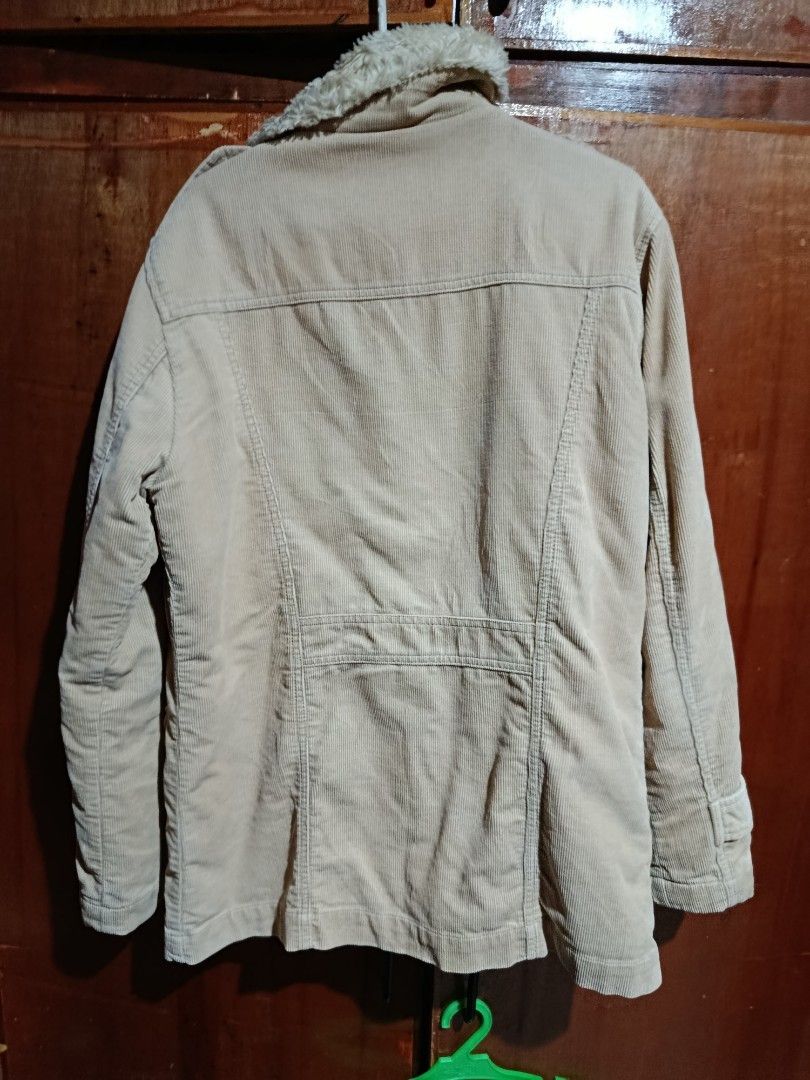 Wrangler Western Corduroy Sherpa Lined Jacket (Category: Coats, Jackets and Outerwear) located in Baguio. Submitted by dlv89288 (Listing ID 1463328037, Image 2). Description: - Classic tan corduroy jacket by Wrangler - Warm sherpa lining and collar for ultimate comfort - Multiple functional front pockets - Secure button-up closure - Ideal for chilly weather - Size: Medium.