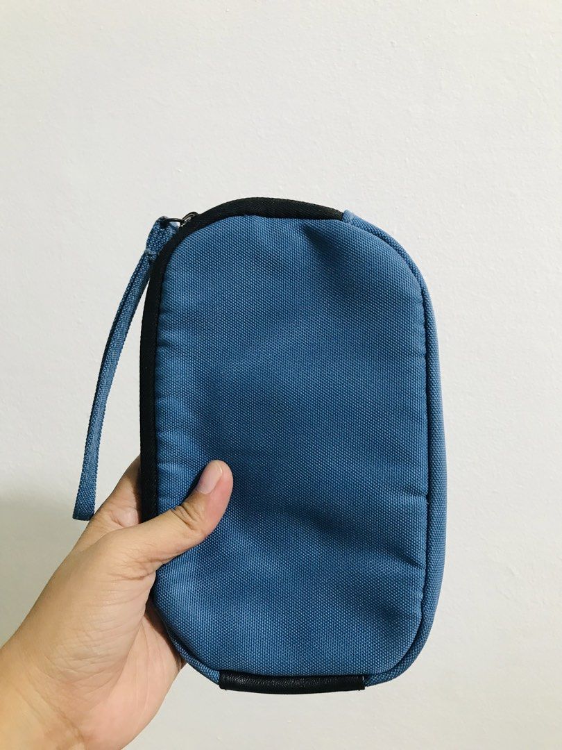 WRISLET (Category: Purses & Pouches) located in Gamu. Submitted by 2022bagsbunny (Listing ID 1463393492, Image 3). Description: .