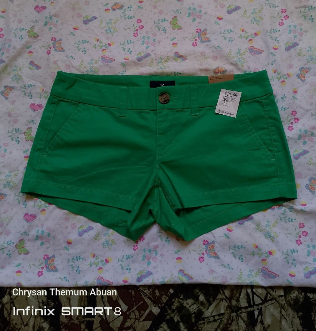Y2k American Eagle Outfitters micro shorts (Category: Shorts) located in Santa Cruz. Submitted by chrysan_025 (Listing ID 1463349694, Image 1). Description: size 4 on tag 32" via tape measure.