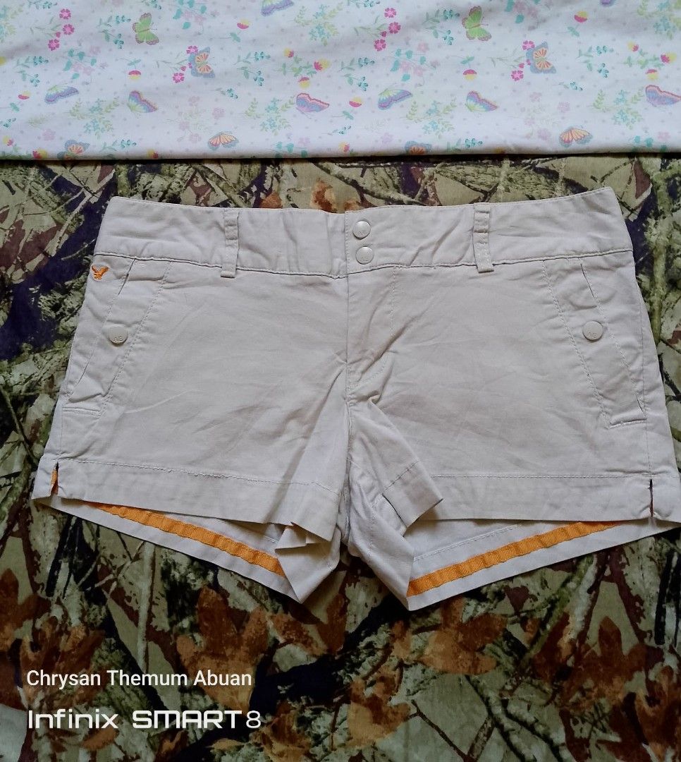Y2k American Eagle Outfitters micro shorts (Category: Shorts) located in Santa Cruz. Submitted by chrysan_025 (Listing ID 1463363838, Image 1). Description: size 6 on tag size 32-34 via tape measure free for miner minimum of 500.