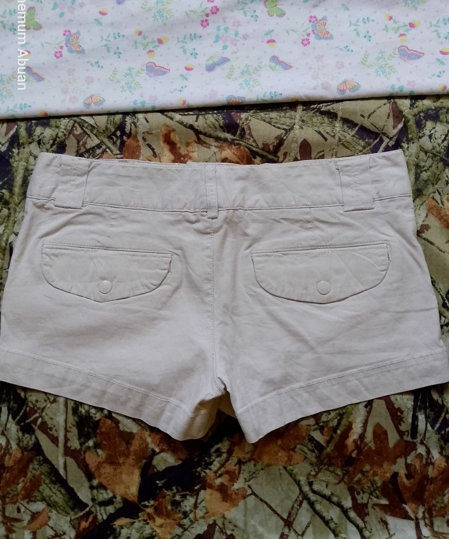 Y2k American Eagle Outfitters micro shorts (Category: Shorts) located in Santa Cruz. Submitted by chrysan_025 (Listing ID 1463363838, Image 3). Description: size 6 on tag size 32-34 via tape measure free for miner minimum of 500.