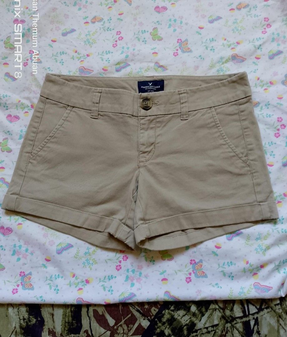 Y2k American Eagle Outfitters midi shorts (Category: Shorts) located in Santa Cruz. Submitted by chrysan_025 (Listing ID 1463365711, Image 1). Description: size 2 on tag size 30" via tape measure.