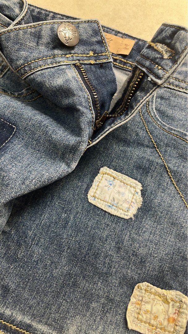 Y2k Cache Cache patchwork denim miniskirt (Category: Skirts) located in Caloocan City. Submitted by onlyfromthepast (Listing ID 1463414057, Image 2). Description: 9/10 condition Measurements 15x11 inches Stretchable denim fabric ✅My bio before purchasing tia💕 ✅ All items are fresh from bales, Pls expect dirt,dust or stains .