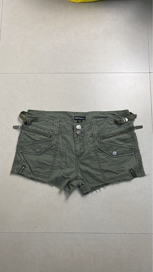 Y2k grunge lowrise cargo shorts (Category: Shorts) located in Caloocan City. Submitted by onlyfromthepast (Listing ID 1463531981, Image 1). Description: 9/10 condition - flaw cut hem/leg opening Measurements 15.5x9.5 inches ✅My bio before purchasing tia💕 ✅ All items are fresh from bales, Pls expect dirt,dust or stains .