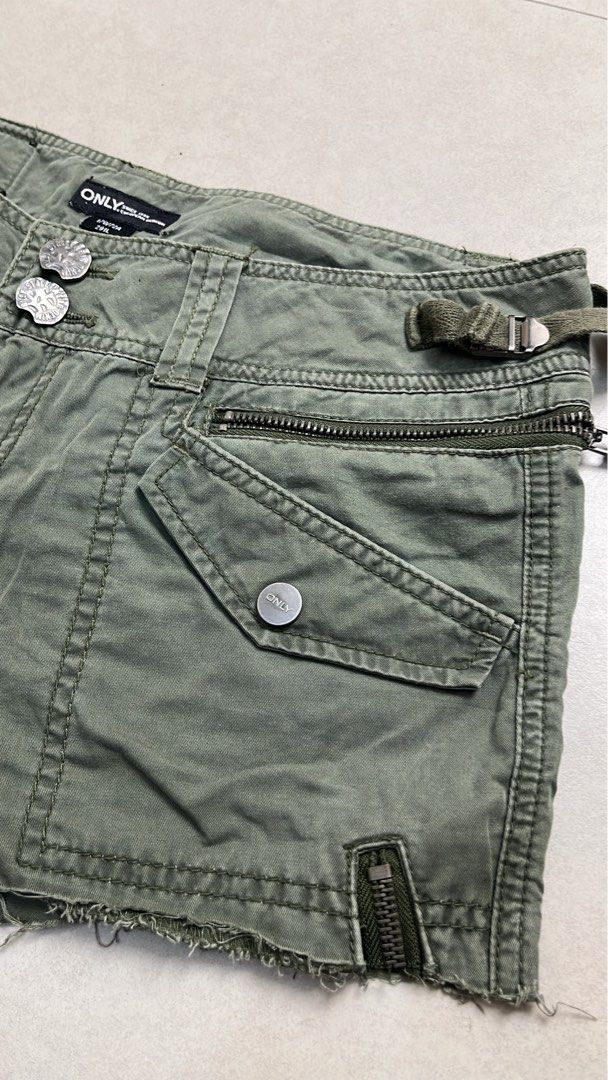 Y2k grunge lowrise cargo shorts (Category: Shorts) located in Caloocan City. Submitted by onlyfromthepast (Listing ID 1463531981, Image 2). Description: 9/10 condition - flaw cut hem/leg opening Measurements 15.5x9.5 inches ✅My bio before purchasing tia💕 ✅ All items are fresh from bales, Pls expect dirt,dust or stains .