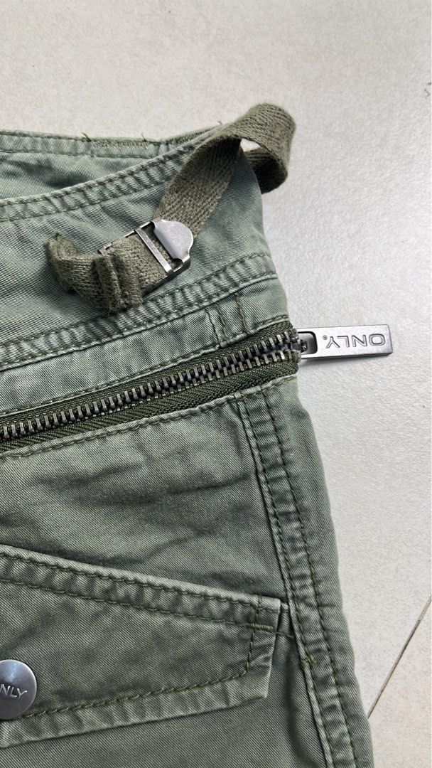 Y2k grunge lowrise cargo shorts (Category: Shorts) located in Caloocan City. Submitted by onlyfromthepast (Listing ID 1463531981, Image 3). Description: 9/10 condition - flaw cut hem/leg opening Measurements 15.5x9.5 inches ✅My bio before purchasing tia💕 ✅ All items are fresh from bales, Pls expect dirt,dust or stains .